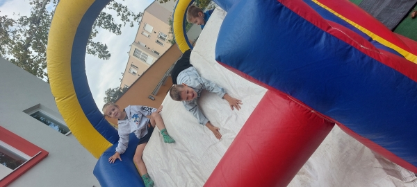 Óvodanyitogató - Fertálymesterek a Szivárvány Óvodában